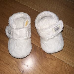 Baby girl furry Uggs (bixbie) never worn